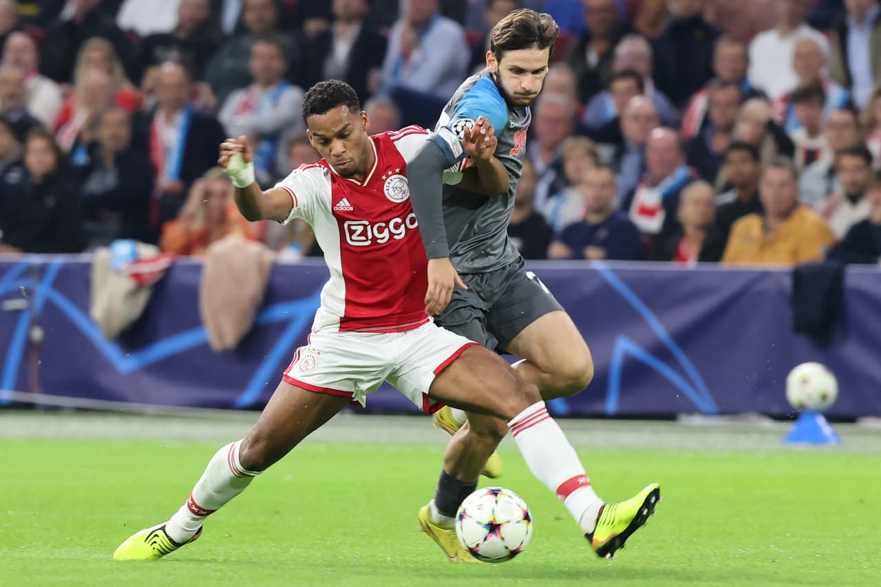 Napoli aplastó al Ajax a domicilio y lleva paso perfecto en la Champions League.