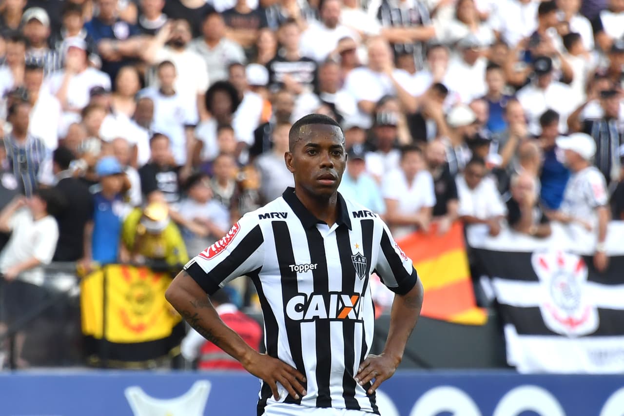 Robinho volvió al fútbol brasileño en el Atlético de Mineiro y la primera vez que enfrentó al Santos, los seguidores de ese equipo le dieron un fuerte abucheo a quien fue su ídolo 15 años atrás.