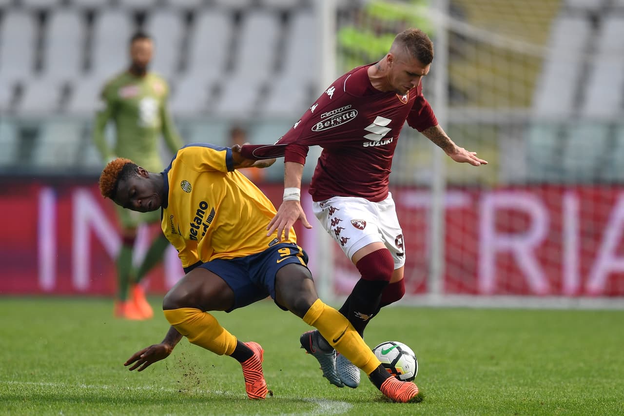 Medios neerlandeses indican que la salida del mexicano Hirving Lozano es inminente en el PSV Eindhoven y que el club ya tiene planeado fichar al defensa Vojnovic Lyanco (der.) con lo que se reciba de la operación por el jugador del 'Tri'.