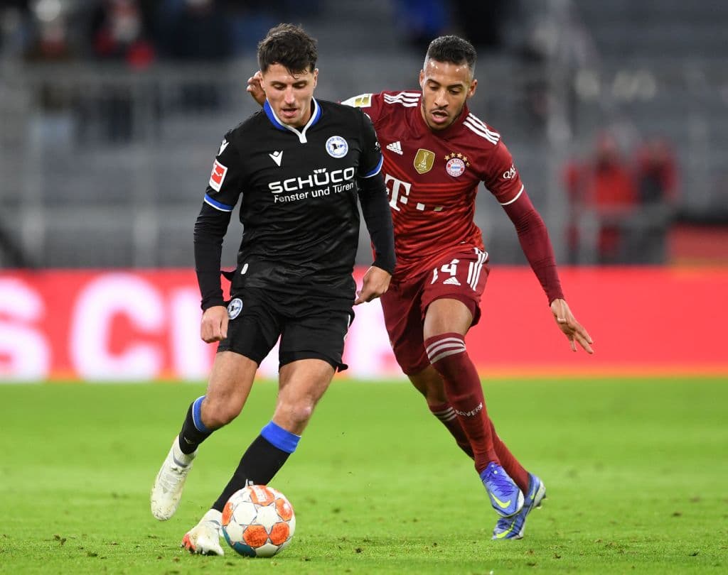 FC Koln sorprende al Borussia Moenchengladbach y les pegan 4-1, Augsburg le roba la victoria al Hertha en el último minuto y empatan 1-1, Hoffenheim no se toca el corazón y golean 3-6 al Greuther Furth, Bochum remonta el Freiburg y se imponen 2-1, en el regreso de Haaland, el Borussia le pega 1-3 al Wolfsburg y el Bayern cierra el día en victoria 1-0 sobre el Arminia Bielefeld.