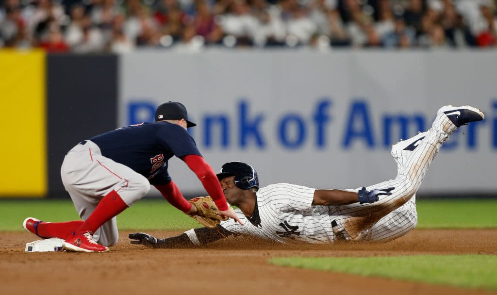 En esta jugada Andrew McCutchen llegó barrido a la segunda pero fue pillado en la intermedia con el tiro de Christian Vázquez y el toque de Brock Holt.