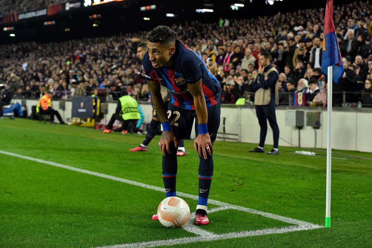 El Barcelona y el Manchester United empataron en la ida de los dieciseisavos de final de la Europa League; los goles culés fueron de Marcos Alonso y Rapinha y por los Devils marcaron Marcus Rashford y un autogol de Jules Koundé.