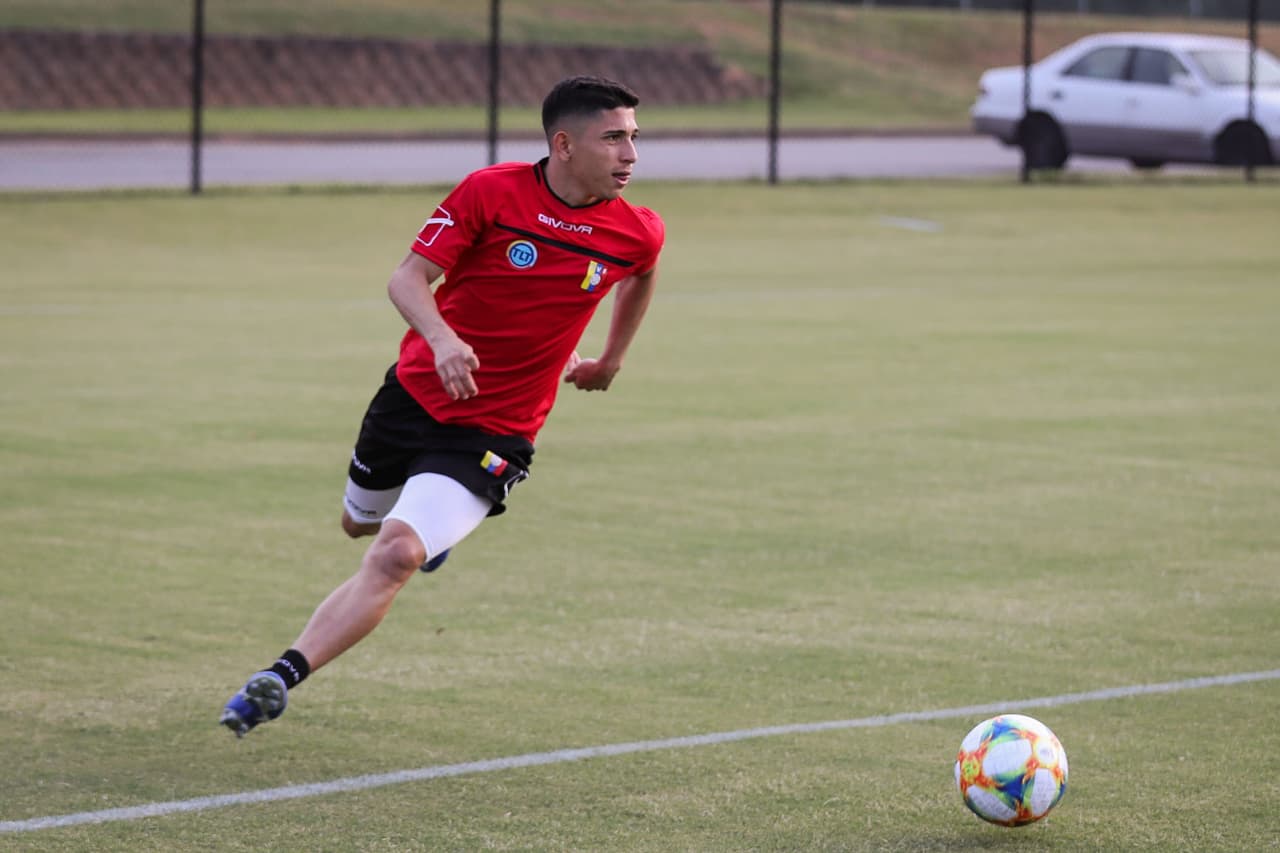 La Selección de Venezuela cerró su preparación de cara al duelo que sostendrá este miércoles en Mercedes-Benz Stadium en Atlanta ante México, en choque que le sirve de preparación a ambas selecciones para la Copa América y Copa Oro respectivamente. La 'Vinotinto' acude a este cotejo con sus grandes figuras como Salomón Rondón, Josef Martínez, Roberto Rosales y Tomás Rincón, bajo la guía del técnico Rafael Dudamel.