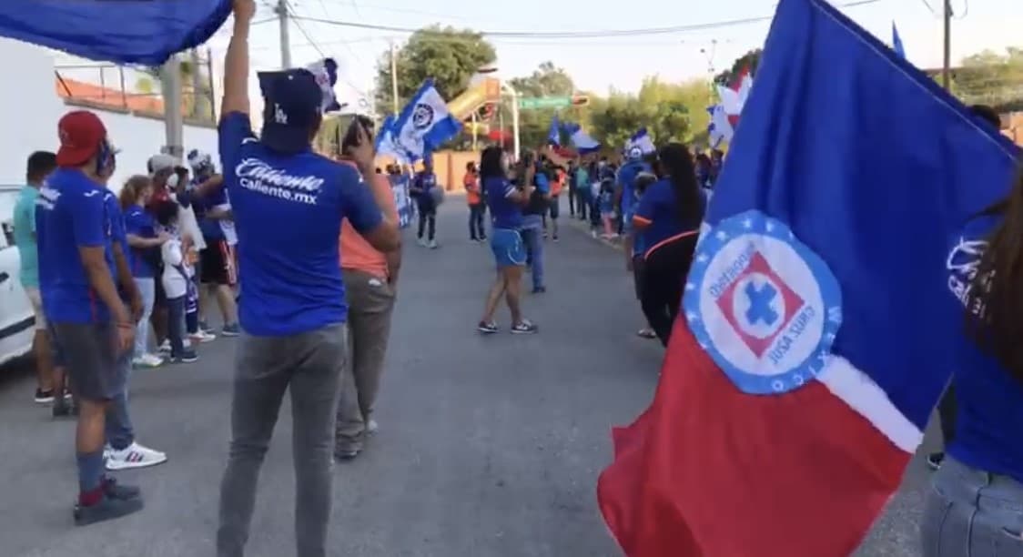 Cruz Azul llega a Torreón para disputar la final de ida del futbol mexicano y sus aficionados salen de sus casas para darles una cálida bienvenida.