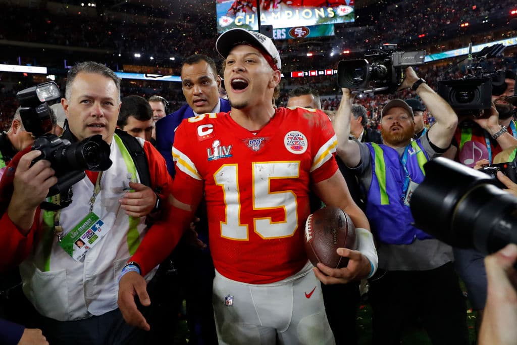 Con sólo 24 años, Patrick Mahomes rompió una sequía de medio siglo y llevó a los Kansas City Chiefs a la victoria en el Super Bowl LIV.