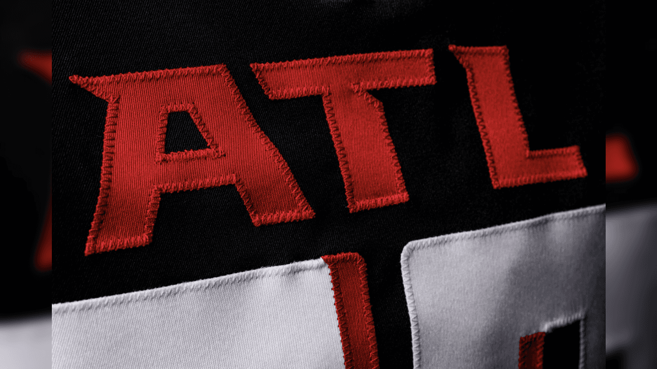 ¡Los Falcons presentan su nueva indumentaria! Con una gran variación en sus uniformes donde se eliminaron líneas en los hombros ahora predominan las tonalidades a un solo color. Así se prepara el equipo de Matt Ryan en la búsqueda de instalarse en otro Super Bowl.