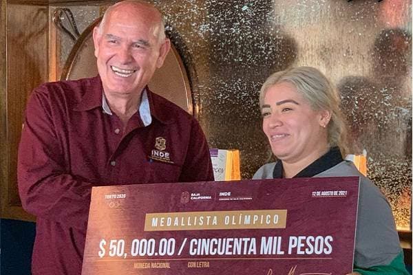 Aremi Fuentes denuncia que el gobierno de Baja California le dio un cheque inexistente