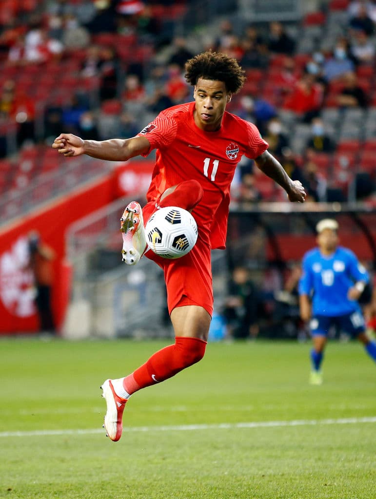 Atiba Hutchinson, Jonathan David y Tajon Buchanan fueron las estrellas canadienses que anotaron en la goleada 3-0 sobre El Salvador.