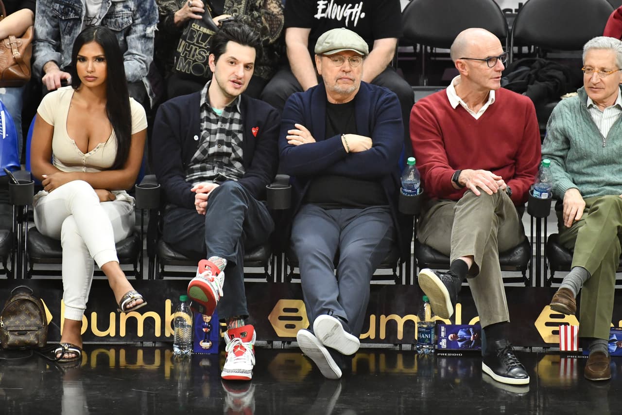 El triunfo de los Clippers en la noche del lunes, en Staples Center, contó con la presencia de varias celebridades entre las cuales se destacan Elgin Baylor (ex NBA), Ben Schwartz (actor), Billy Crystal (actor), Adam DeVine (actor), Chloe Bridges (actriz), P-Reala (rapero) y Floyd Mayweather Jrl (boxeador).