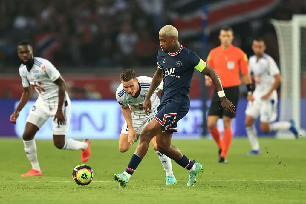 Paris Saint-Germain suma su segunda victoria en la Ligue 1 ante Estrasburgo 4-0. Mauro Icardi (3'), Kylian Mbappé (25'), Julian Draxler (27') y Pablo Sarabia (86') anotaron para el equipo local, mientras que para el Racing fueron Kevin Gameiro y Ludovic Ajorque. Previo al encuentro, el equipo parisino presentó a sus nuevos jugadores: Lionel Messi, Sergio Ramos, Gianluigi Donnaruma, Achraf Hakimi y Georginio Wijnaldum.