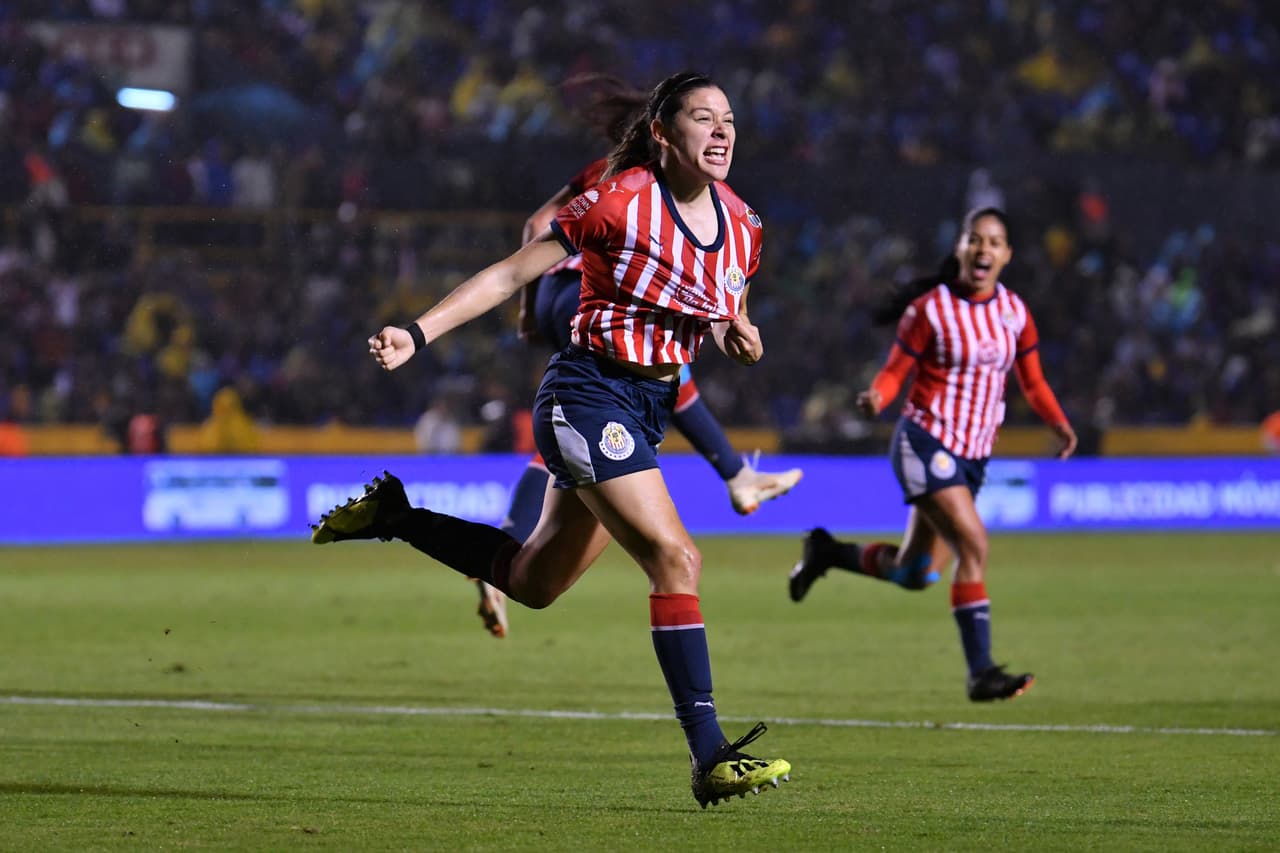 A los 38 minutos, en lo que empezaba a ser un festival de goles, llegó Norma Palafox en el área chica a rematar a quemarropa para anotar el 2-2.