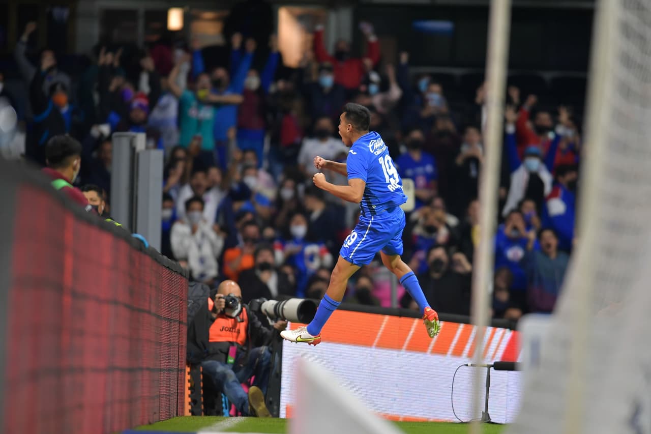 En apenas 4 minutos, 'Charly' Rodríguez abría el marcador y marcaba por segunda ocasión con Cruz Azul en el torneo.