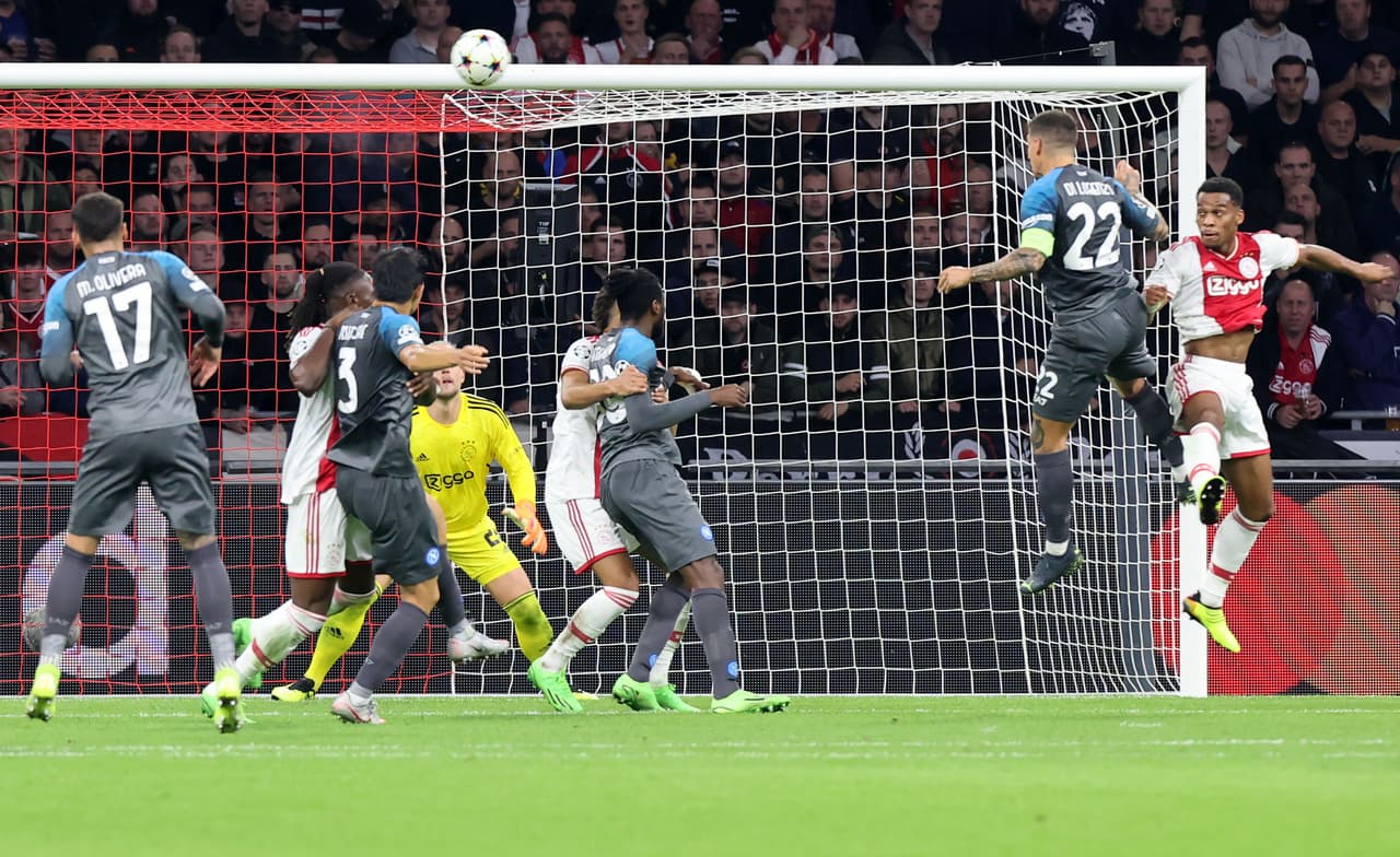 Napoli aplastó al Ajax a domicilio y lleva paso perfecto en la Champions League.