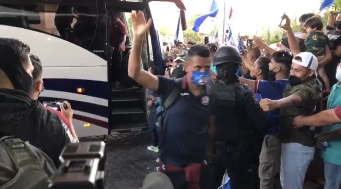 Cruz Azul llega a Torreón para disputar la final de ida del futbol mexicano y sus aficionados salen de sus casas para darles una cálida bienvenida.