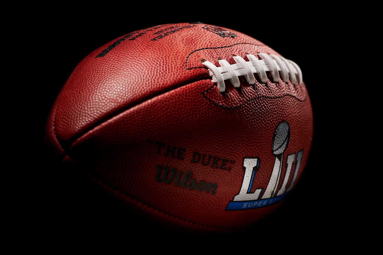 Con los balones listos, los responsables de NFL trabajan en acondicionar el campo para que se convierta en un recinto neutral, donde los Patriots y los Eagles decidirán al campeón del Super Bowl.