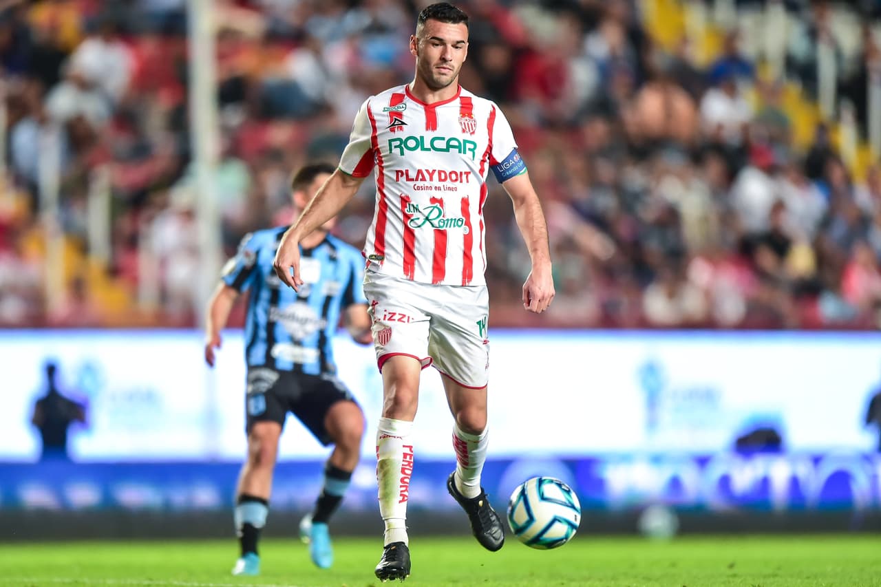 Necaxa y Gallos Blancos dividen puntos en un encuentro que terminó con emoción al límite.