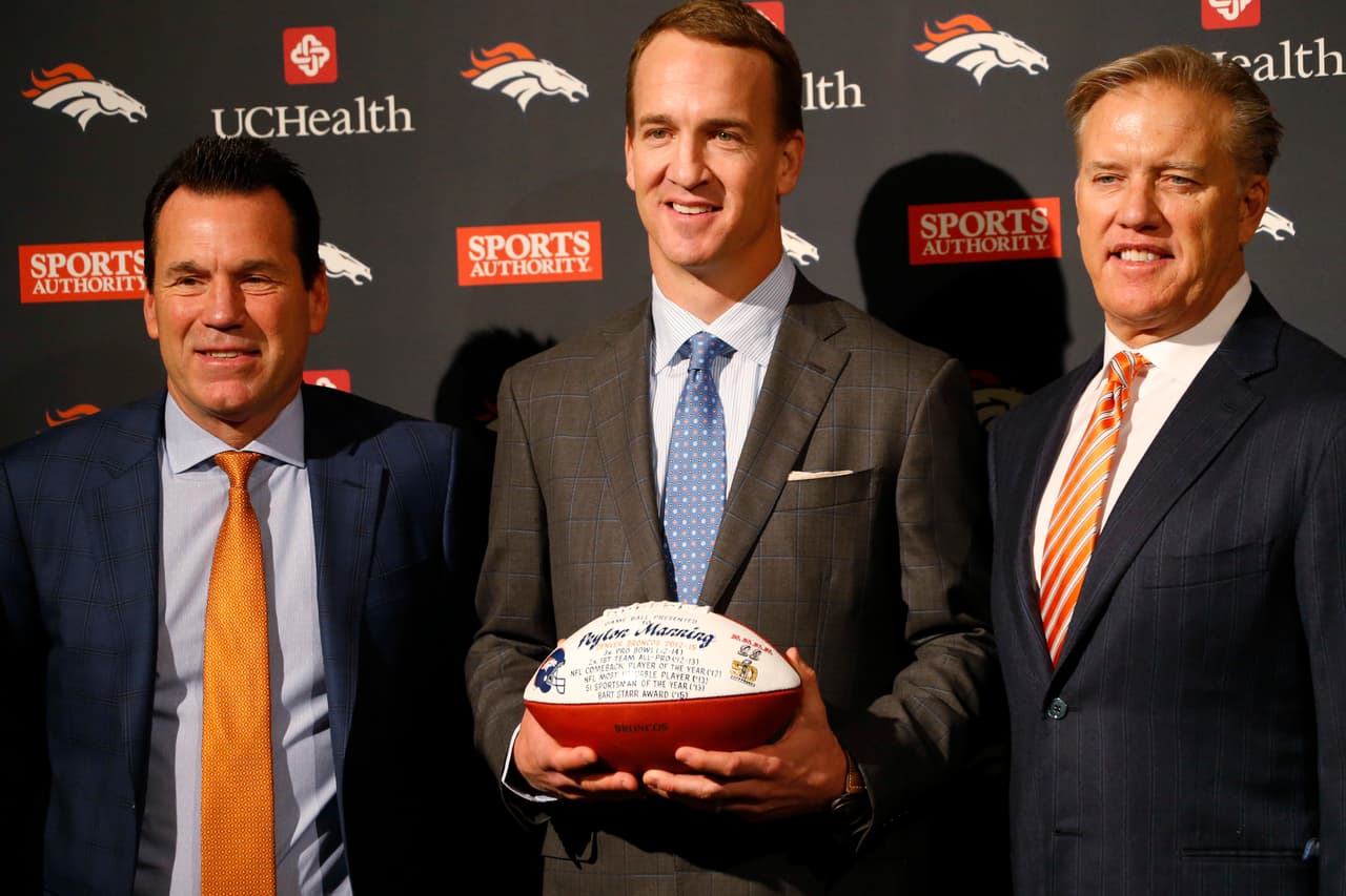El vicepresidente de los Broncos, John Elway, indicó todo lo que Manning dio para el fútbol americano, diciendo que él revolucionó la posición y que sabía que para él "hoy era un día muy difícil".