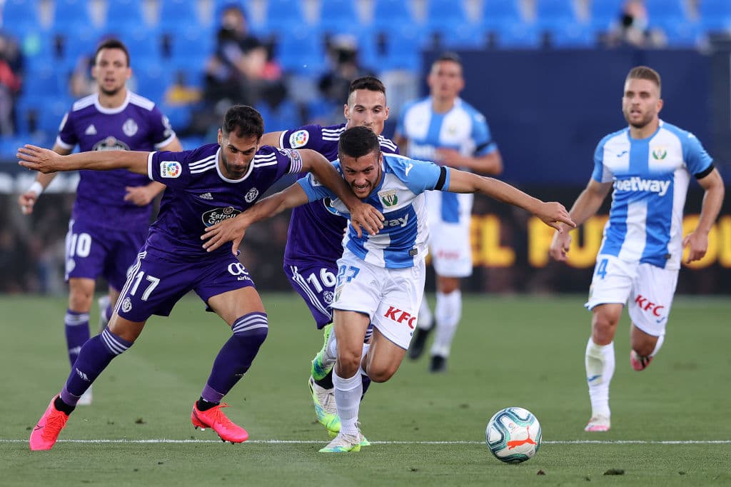 Oscar y Javi Moyano forcejean en busqueda de la posición del balón que termina en los pies del jugador del Valladolid.