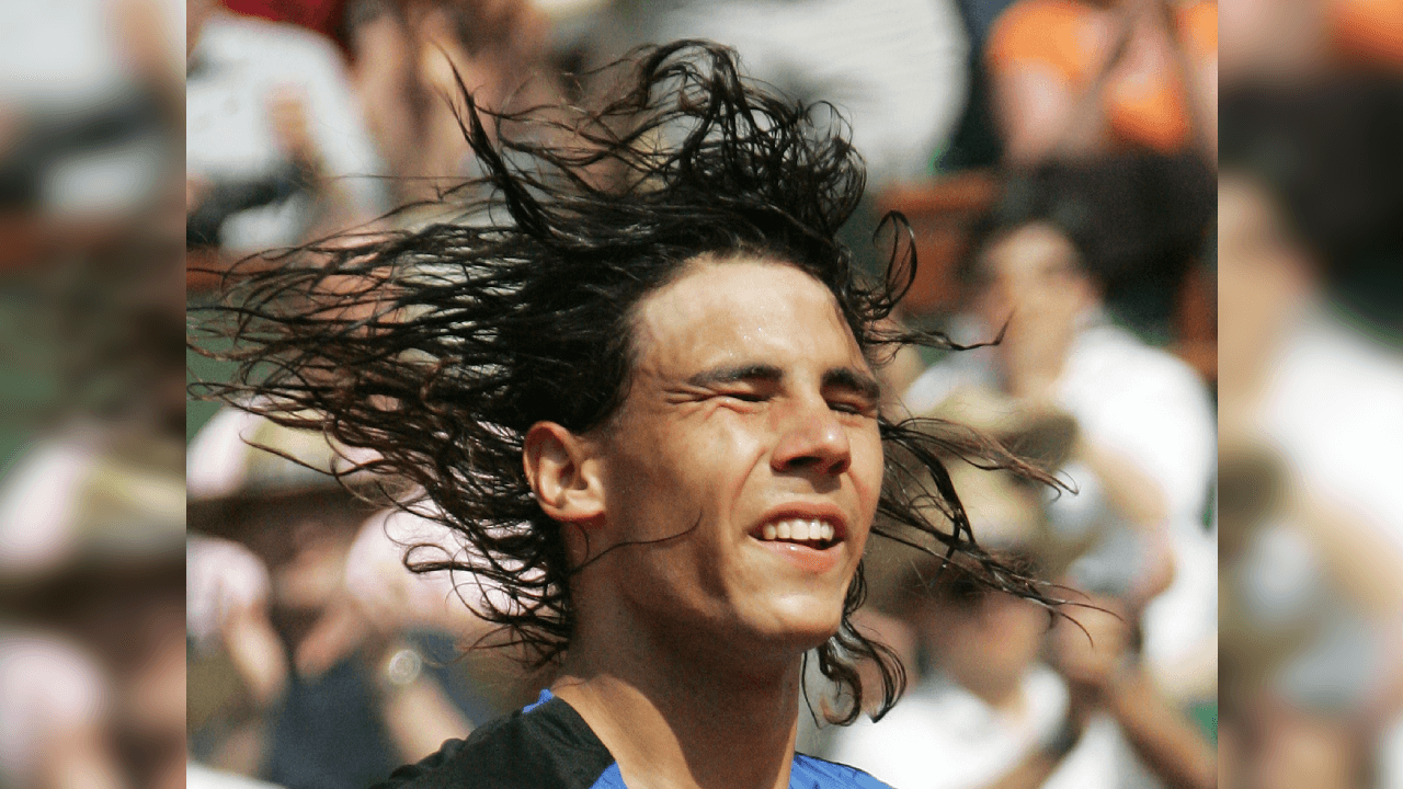 <b>Gesto en honor a su cabello</b>
<br>Rafita Nadal suele quitarse la diadema que usa cuando acaban sus juegos y tiende a celebrar agitando la cabeza, lo que permite ver la gran cantidad de cabello.