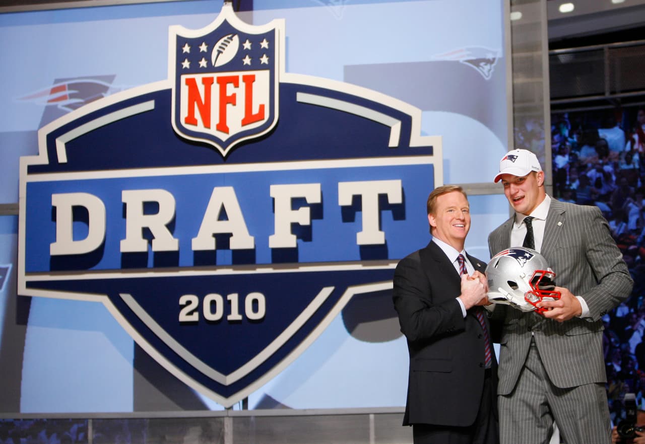<b>Draft del 2010</b>
<br>- En este año fue seleccionado por los New England Patriots.