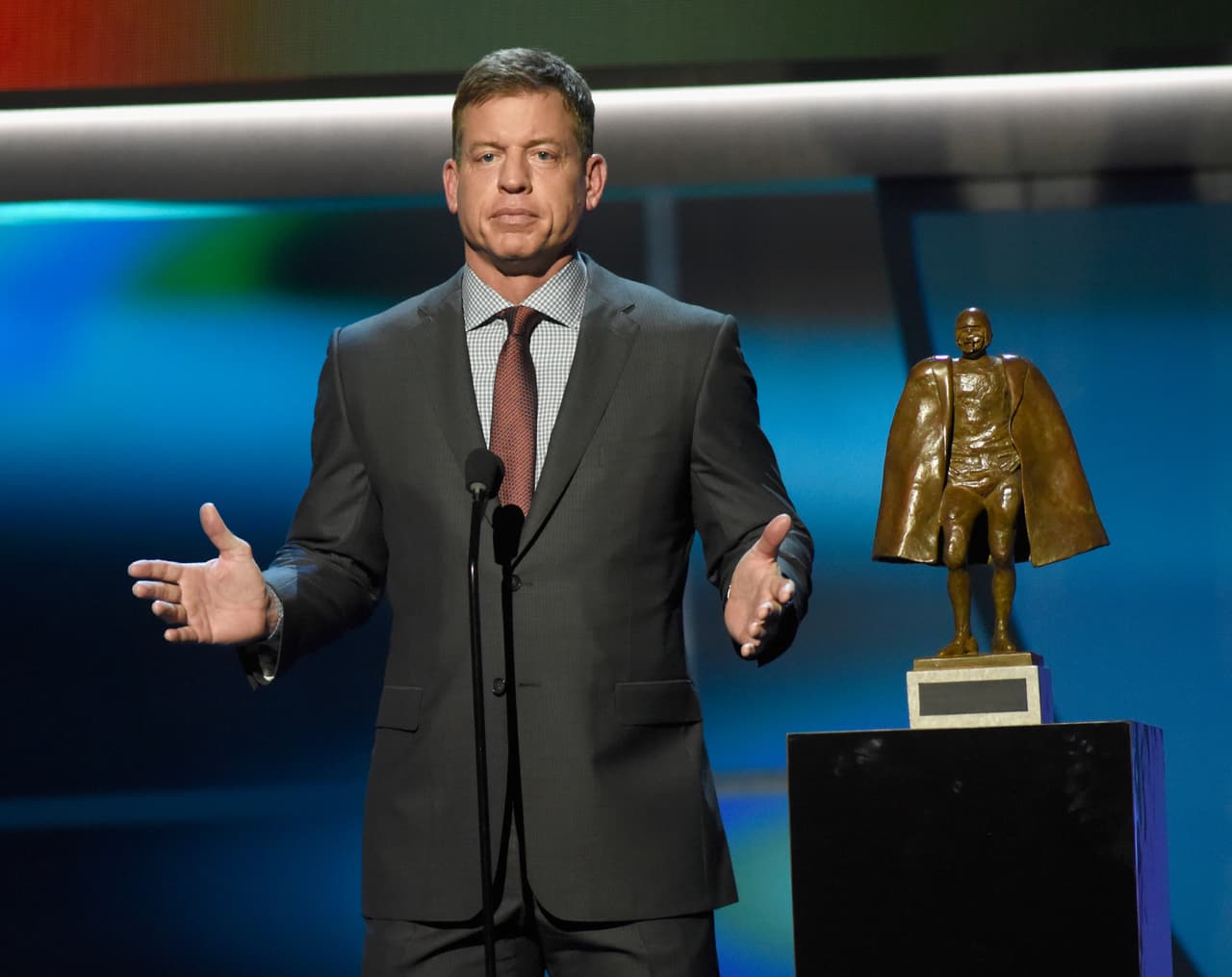 El color de la corbata del recién inducido al Salón de la Fama de NFL Troy Aikman puede darle beneficios de acertar. La ganancia si es morada o roja es de 6-1.