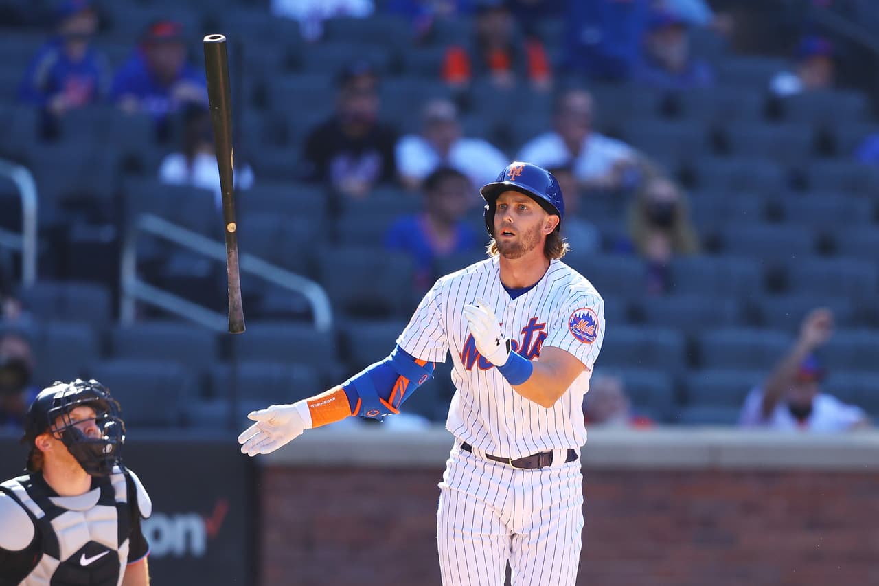 Previo al polémico lanzamiento que desataría el triunfo de los Mets, Jeff McNeil conectó un tremendo batazo al jardín derecho para empatar el encuentro, ya que los Mets iban abajo en el marcador por una carrera (2-1).