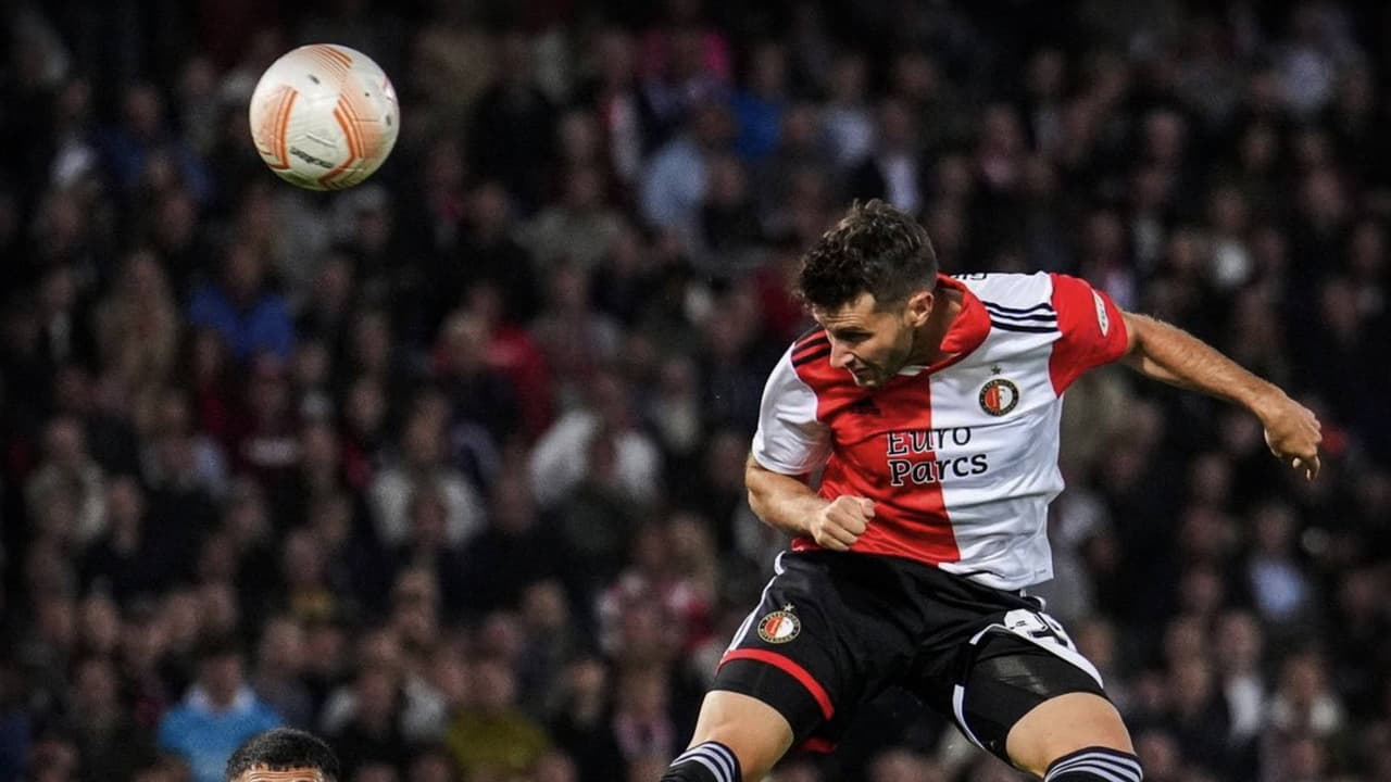 Santiago Giménez se coloca en el liderato de goleo en la Europa League