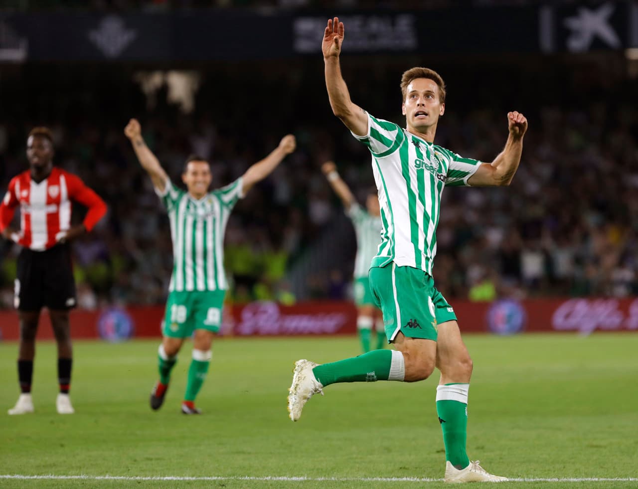 Andrés Guardado, al fondo en la foto, fue titular en el empate de Betis 2-2 en casa contra Athletic Bilbao, que comenzó arriba 2-0 en la Jornada 5 de la Liga de España.