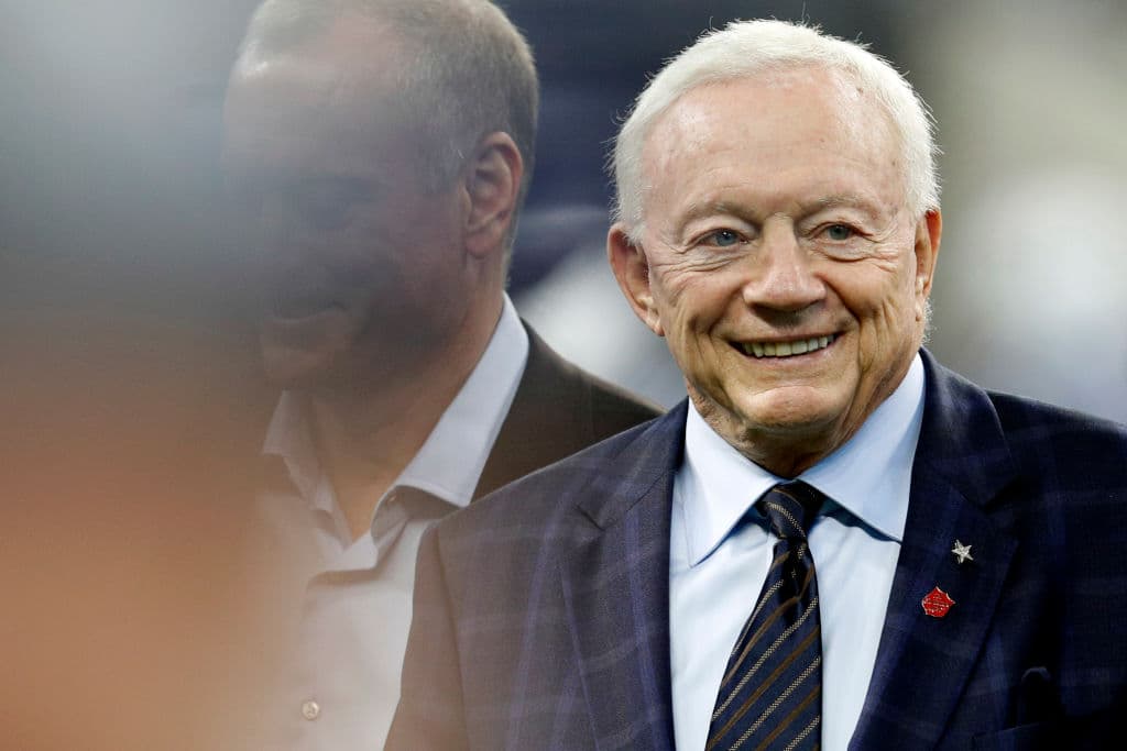 Como es toda una tradición, Jerry Jones, propietario de los Cowboys, viajó con el equipo para ver el juego en Lucas Oil Stadium aunque esa sonrisa seguro se borró al final.