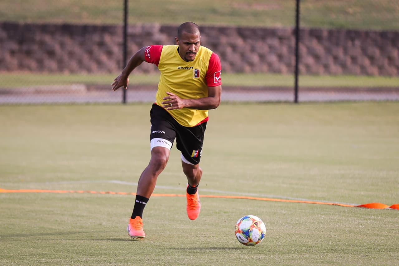 La Selección de Venezuela cerró su preparación de cara al duelo que sostendrá este miércoles en Mercedes-Benz Stadium en Atlanta ante México, en choque que le sirve de preparación a ambas selecciones para la Copa América y Copa Oro respectivamente. La 'Vinotinto' acude a este cotejo con sus grandes figuras como Salomón Rondón, Josef Martínez, Roberto Rosales y Tomás Rincón, bajo la guía del técnico Rafael Dudamel.