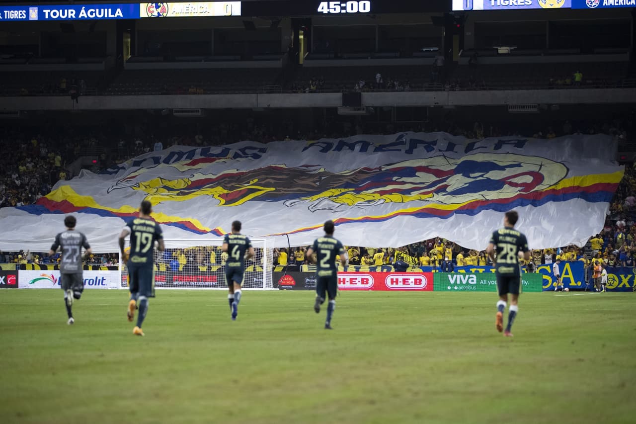 El amistoso tuvo una gran entranda en el Alamodome, aunque la mayoría eran aficionados azulcremas.