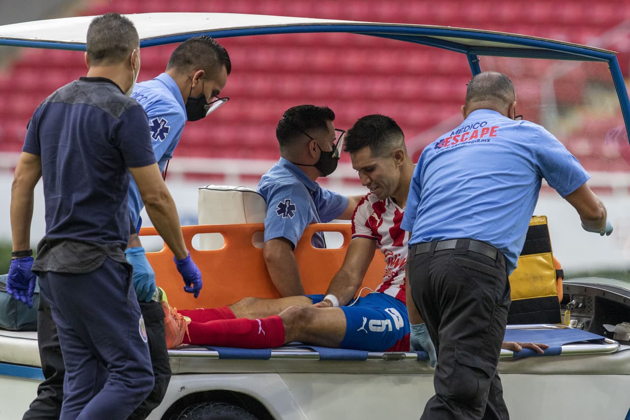 Molina sale lesionado del partido