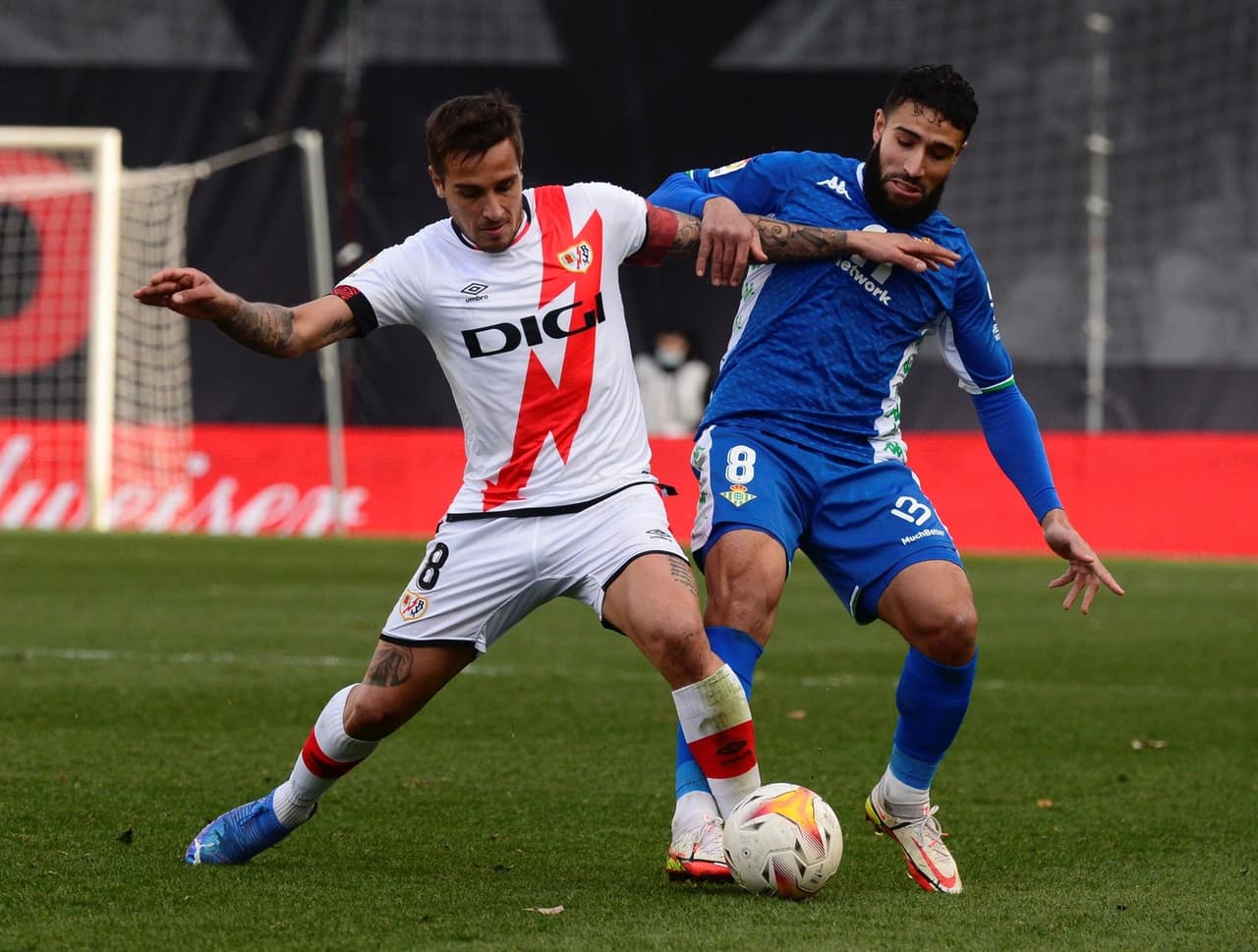 Rayo Vallecano le empata al Real Betis 1-1 durante la J 20 en La Liga. Sergio Canales ponía a los béticos arriba al 45'+2', pero fue Iván Balliu al 70' quien igualó el marcador y permitió que se repartieran puntos. Andrés Guardado ingresó al 39', mientras que Diego Lainez estuvo en la banca.