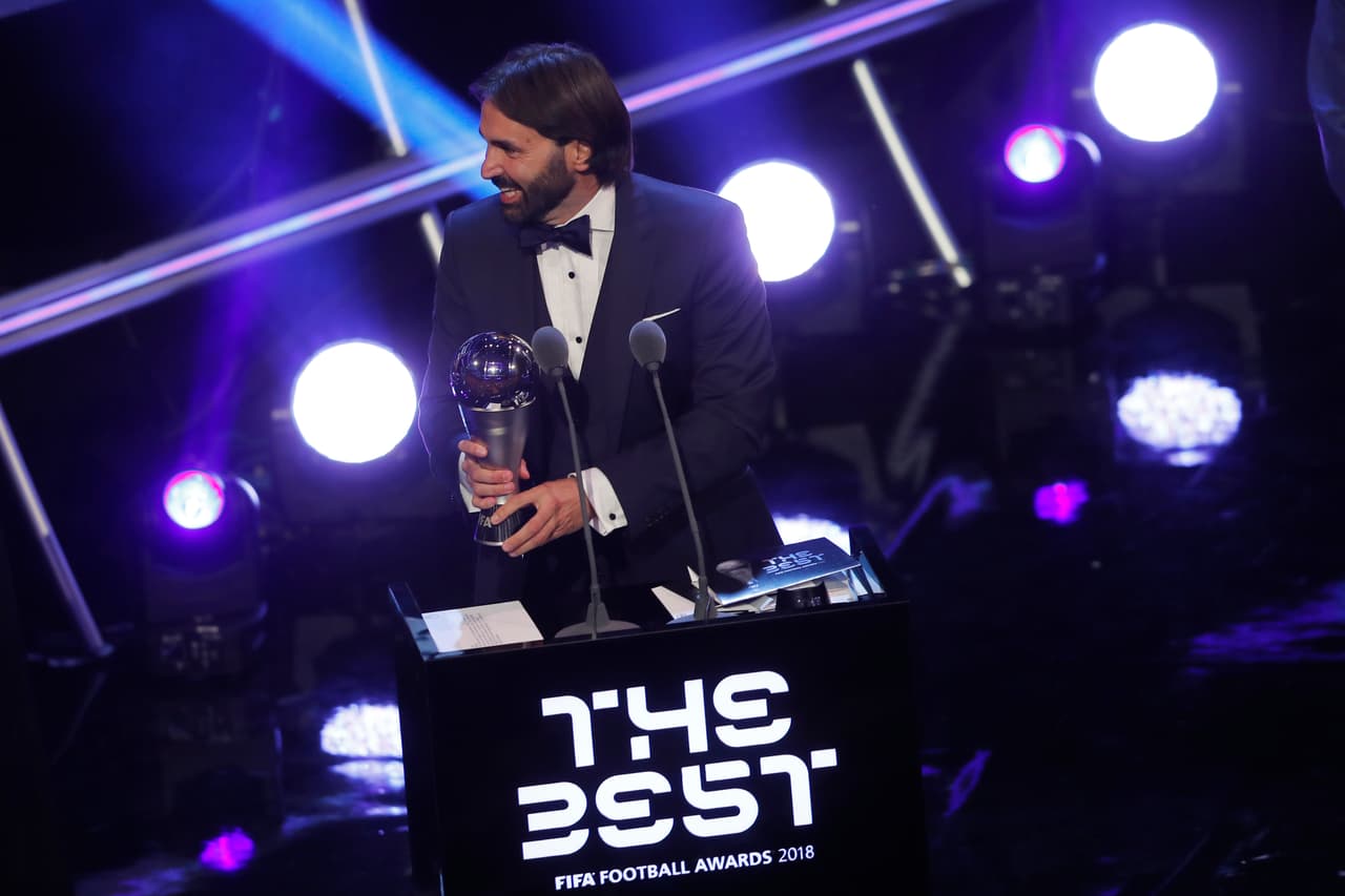 La alegría del francés Reynald Pedros al recibir el premio The Best como Mejor Entrenador de fútbol femenino.