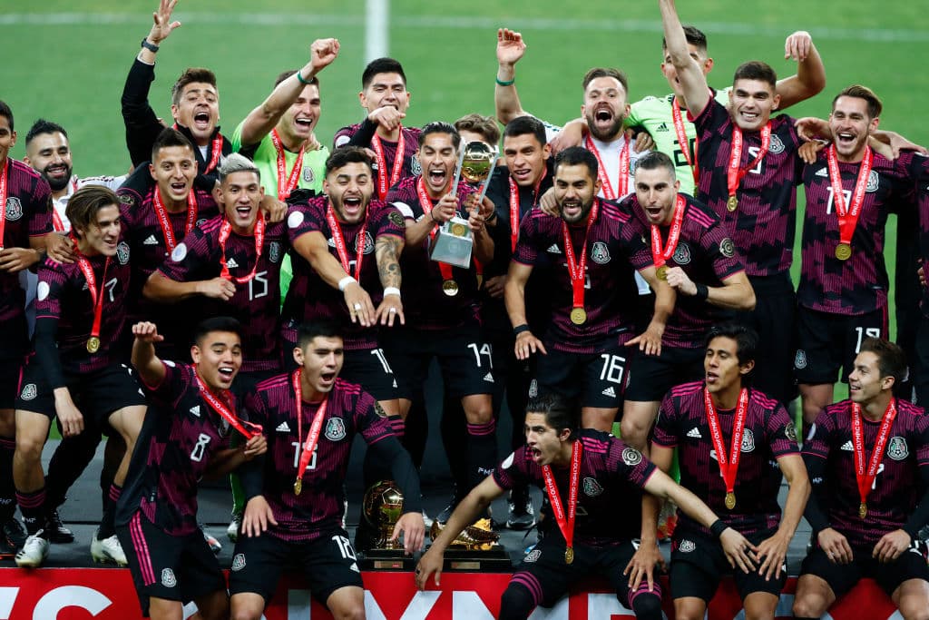 México celebra en el EStadio su Jalisco su tercer título al hilo del Preolímpico masculino, Alexis Vega recibió el Balón de Oro al mejor jugador del troneo y Sebastián Córdova se quedó con la bota de oro luego de quedar como campeón de goleo del certamen.