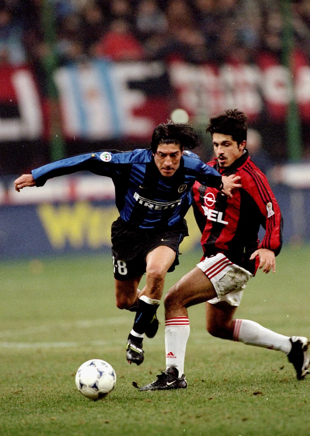 Zamorano se codeó con grandes adversarios en los derbis 'Della Madonnina' ante el AC Milán. Aquí aparece Gennaro Gattuso.