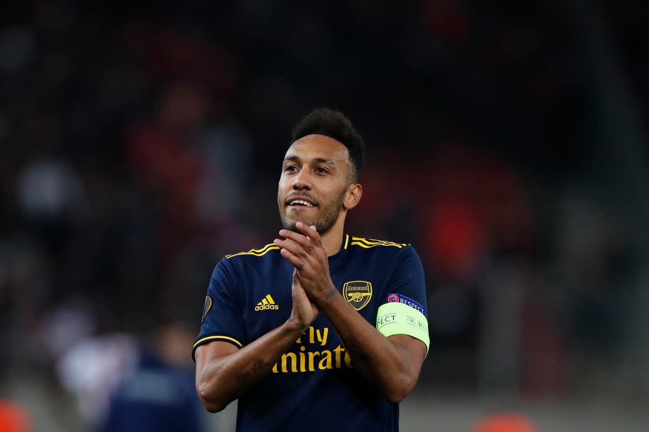 Aubameyang aterriza en Barcelona en el último día de transferencias