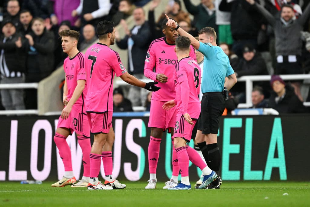 Raúl Jiménez, expulsado con el Fulham ante Newcastle