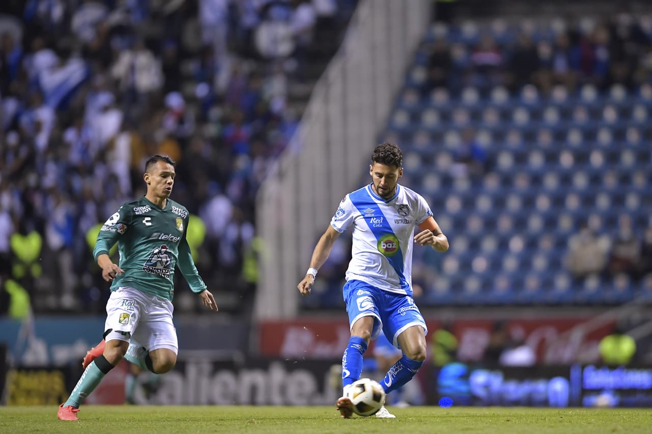 Puebla consigue la primer derrota de la Liguilla luego de remontar al León 2-1 gracias a las anotaciones de Pablo Parra y Maximiliano Araujo.