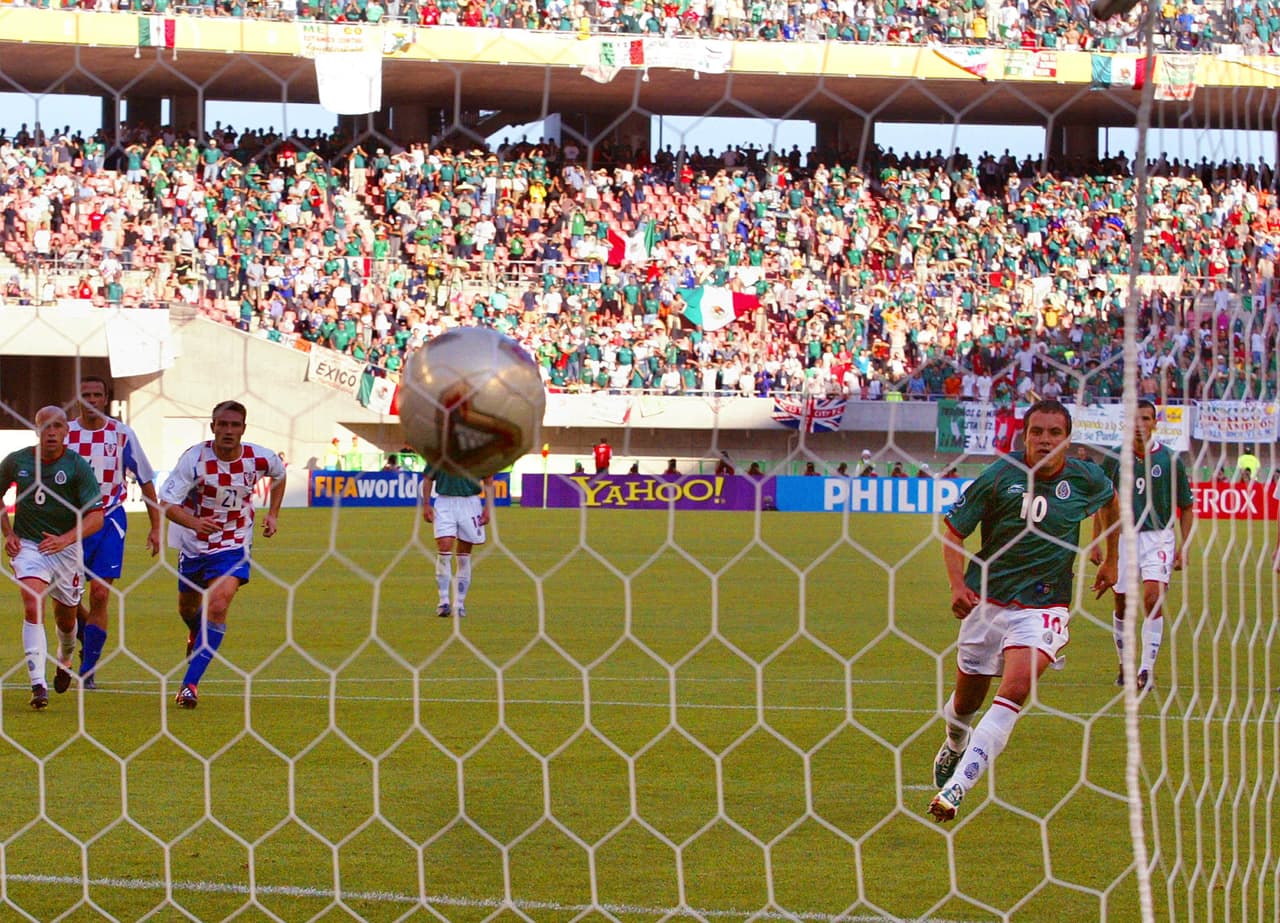 Cuauhtémoc Blanco marcando el penal ante Croacia en el Mundial de Corea-Japón 2002.