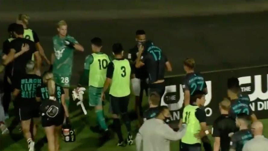 De aplaudir: Donovan retiró a su equipo por un insulto homofóbico