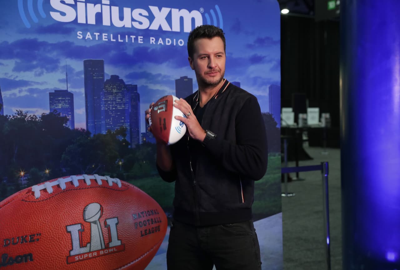 Ahora, la apuesta es de 4-1 si el artista sale con botas vaqueras y sombrero. Todo depende de él.