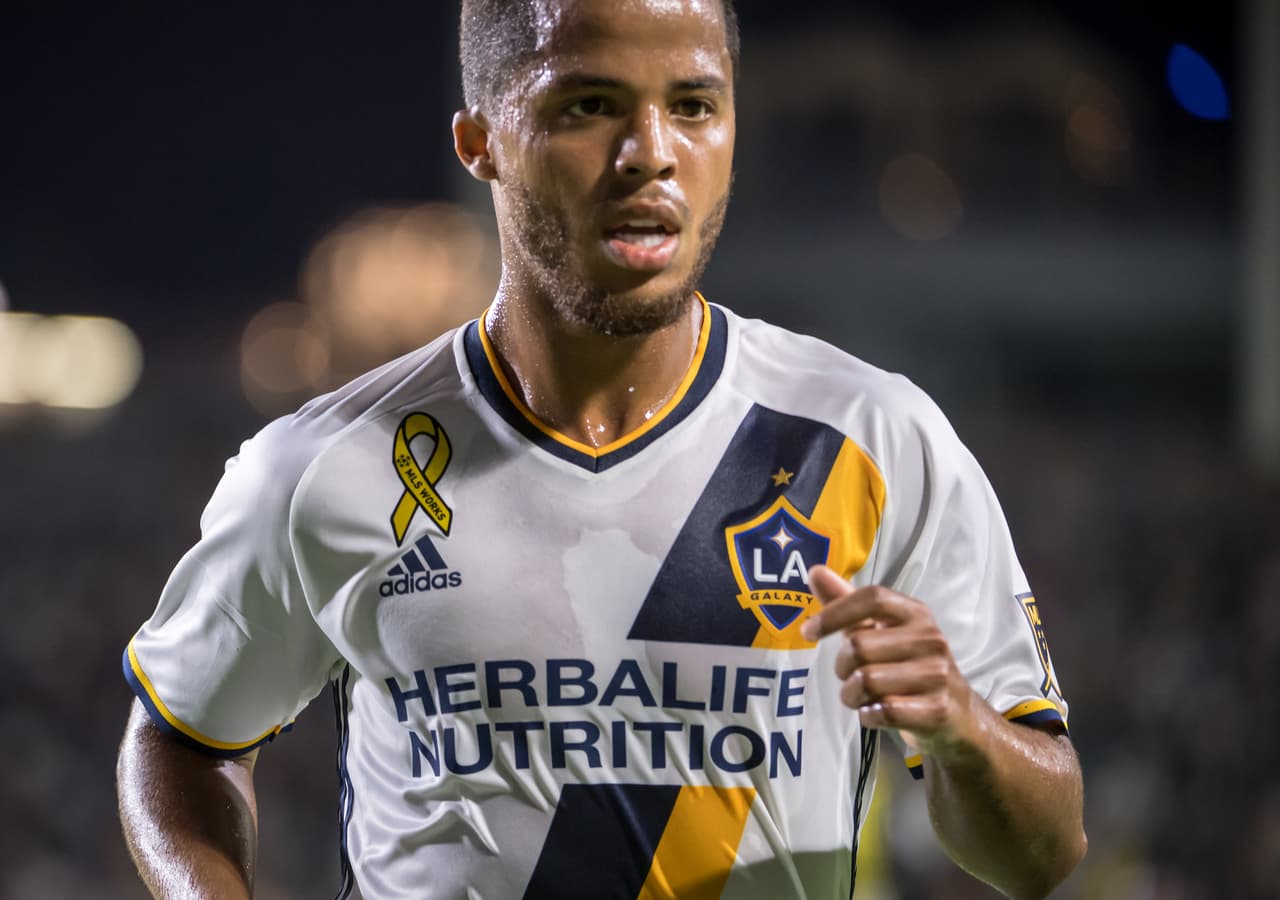 Un video sexual en el que aparecería Giovani Dos Santos con una modelo mueve las redes sociales. El jugador mexicano y la mujer desmienten esa versión.