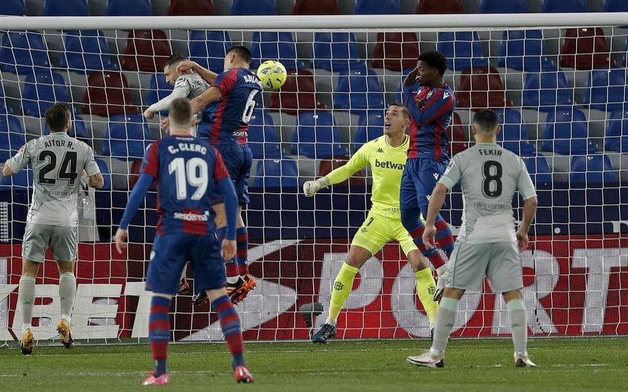 Levante se impone 4-3 ante el Real Betis en un intenso partido, donde los mexicanos Andrés Guardado y Diego Lainez tuvieron minutos en el campo. Los goles por parte de los 'granotas' corrieron a cargo de Oscar Duarte, doblete de Morales Nogales, Roger Martí y Roberto Suárez. Aissa Mandi y Sergio Canales descontaron para el Betis.