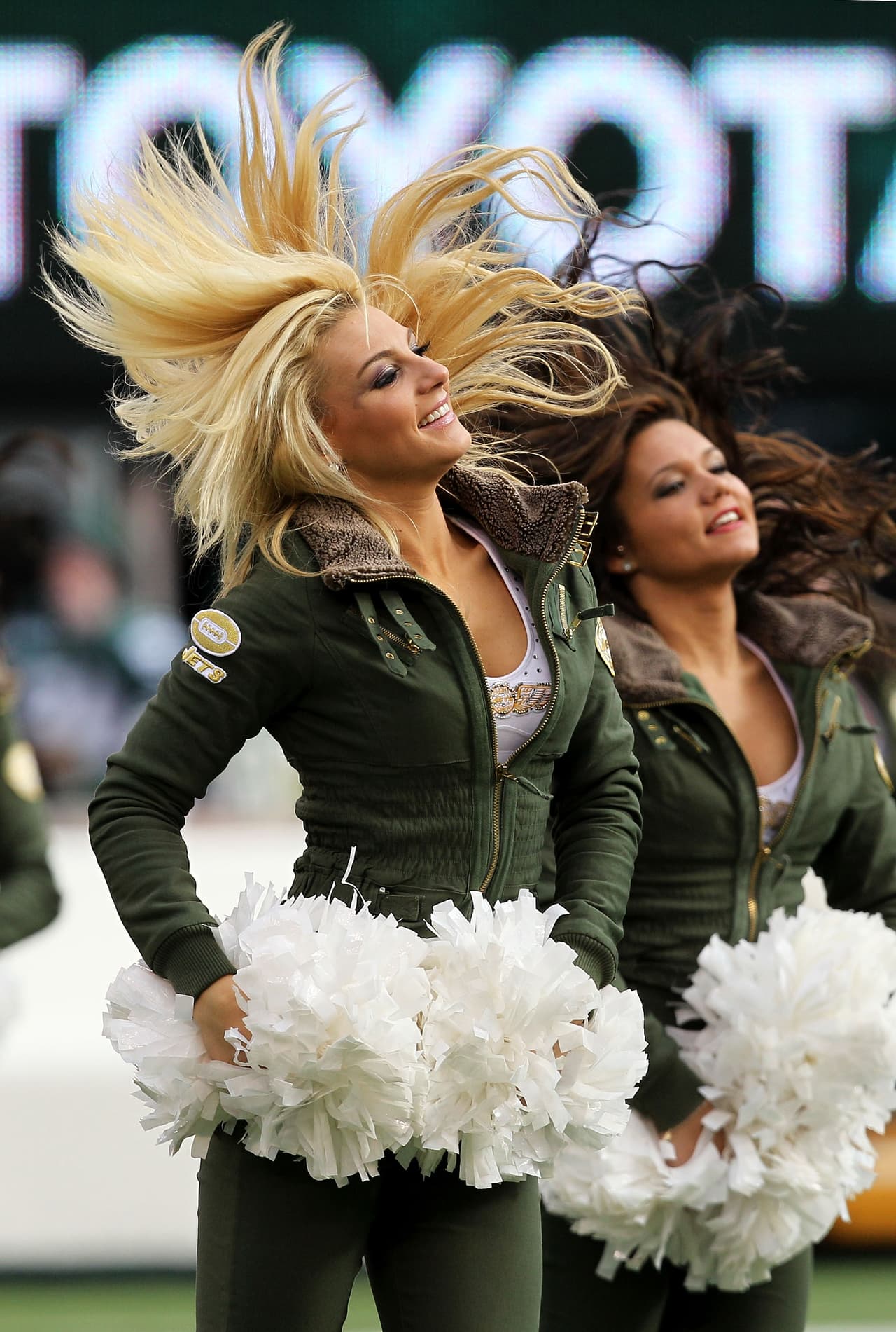 Con el invierno las cheerleaders de la NFL lucirán sus pantalones más ajustaditos y sexys para la temporada, checa lo que podrás ver.