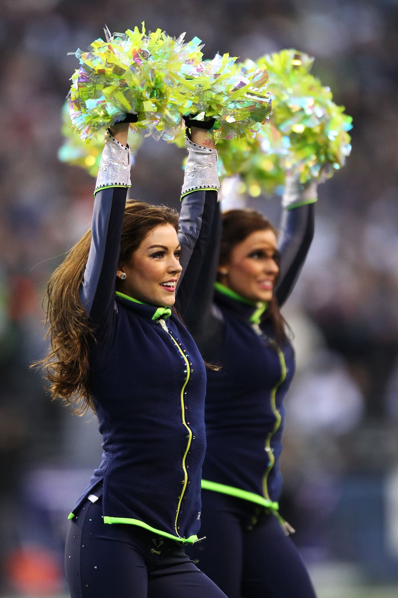 Con el invierno las cheerleaders de la NFL lucirán sus pantalones más ajustaditos y sexys para la temporada, checa lo que podrás ver.