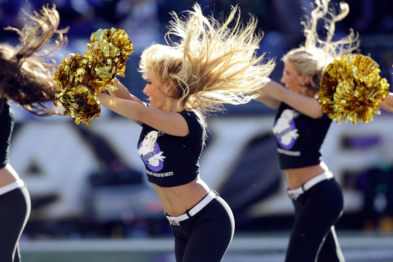 Con el invierno las cheerleaders de la NFL lucirán sus pantalones más ajustaditos y sexys para la temporada, checa lo que podrás ver.