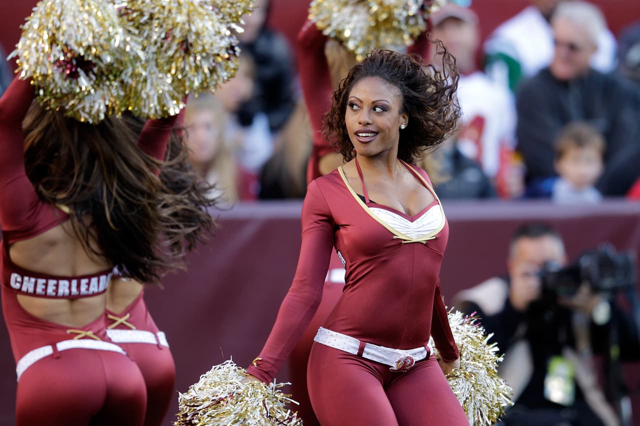 Con el invierno las cheerleaders de la NFL lucirán sus pantalones más ajustaditos y sexys para la temporada, checa lo que podrás ver.