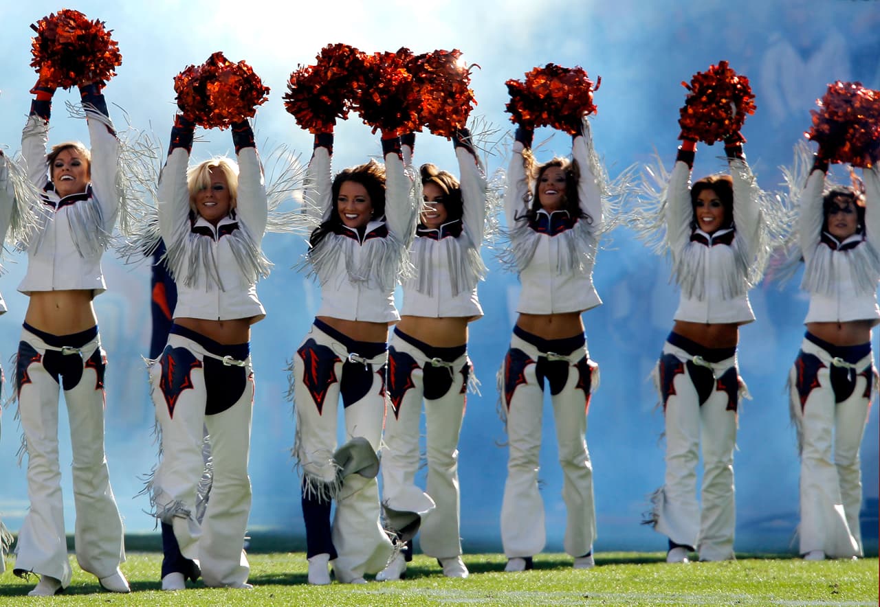 Con el invierno las cheerleaders de la NFL lucirán sus pantalones más ajustaditos y sexys para la temporada, checa lo que podrás ver.