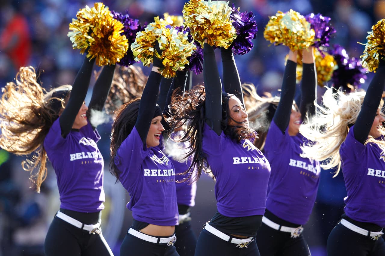 Con el invierno las cheerleaders de la NFL lucirán sus pantalones más ajustaditos y sexys para la temporada, checa lo que podrás ver.